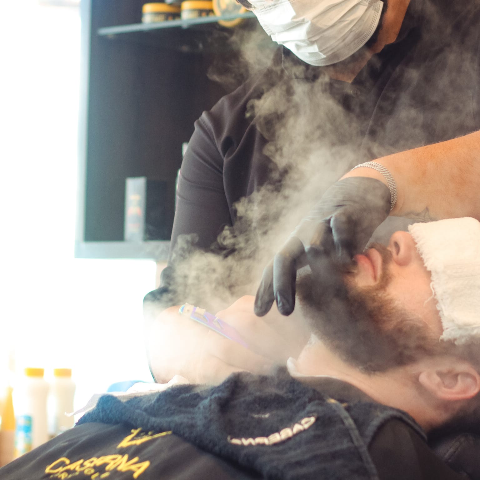 Profissional da Caserna Barber Club fazendo barba com precisão em Natal, RN